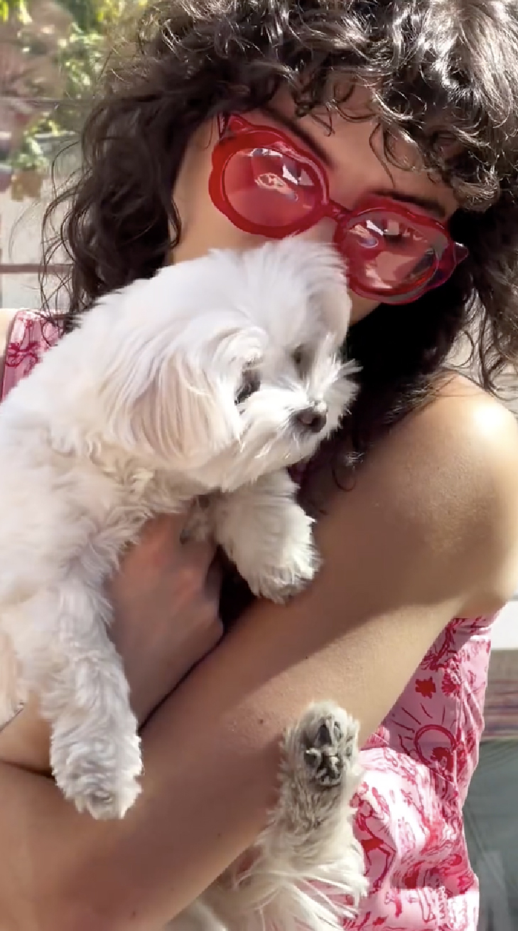 Mujer disfruta de la terraza del nivel Cubo con su perrito