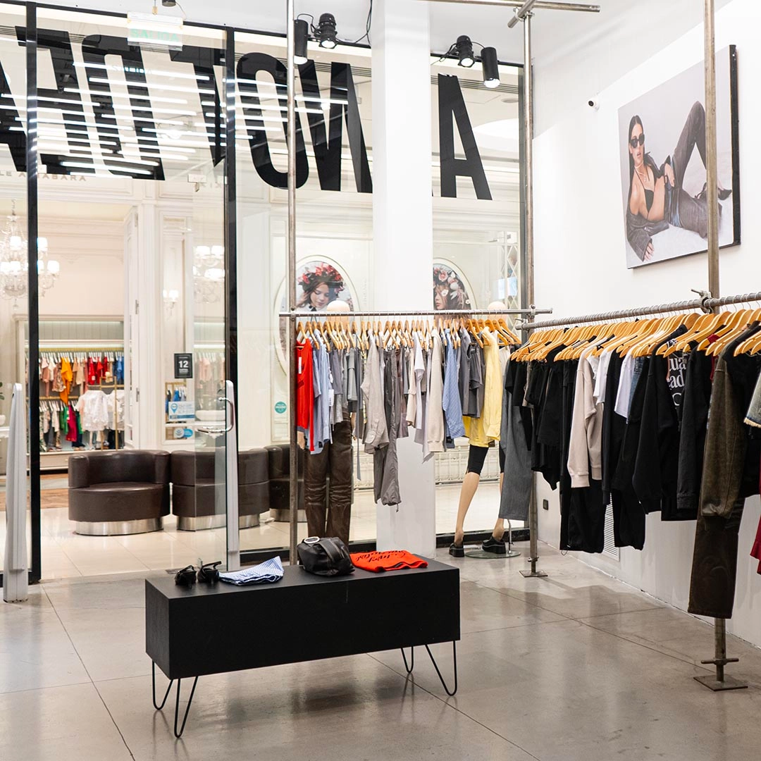 Encontra A.Y. NOT DEAD en nuestro centro comercial