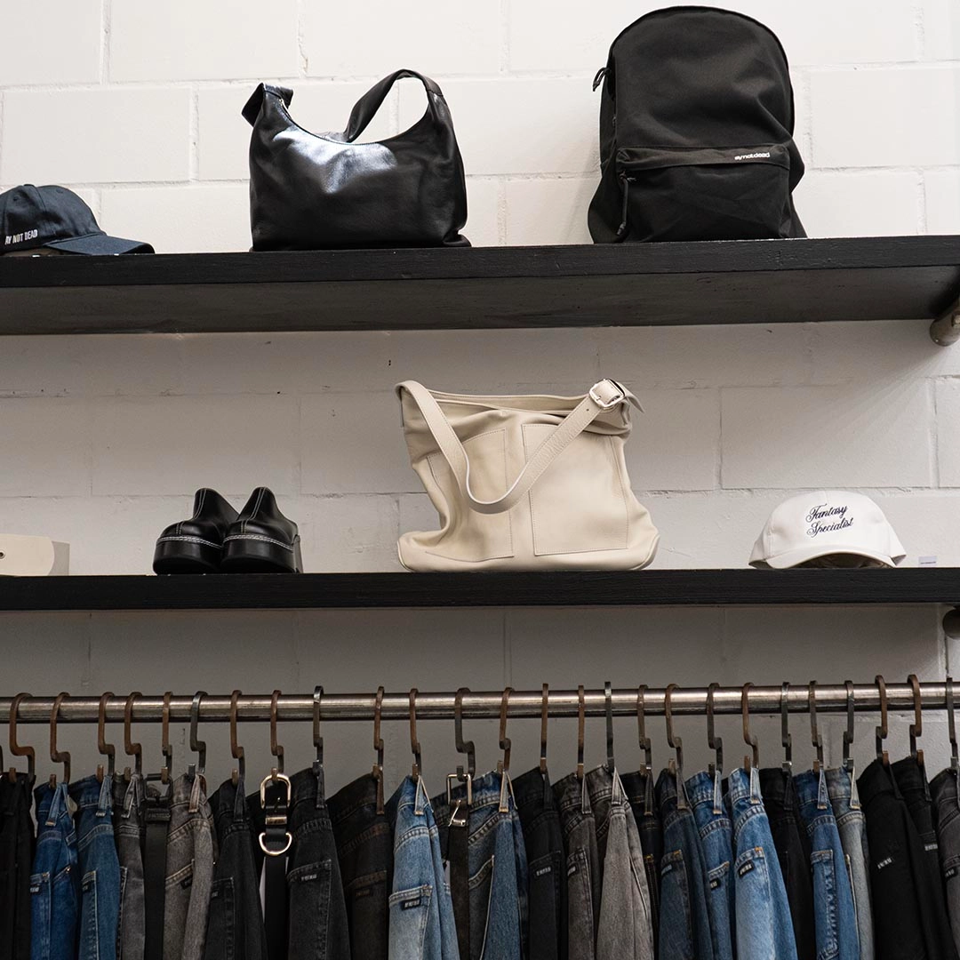 Encontra A.Y. NOT DEAD en nuestro centro comercial