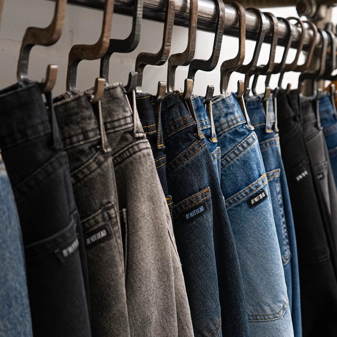 Encontra A.Y. NOT DEAD en nuestro centro comercial